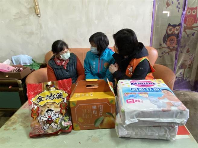 新竹县政府秘书长陈季媛（中）、蔡衍明爱心基金会经理徐海伦（右）共同关心洪女士，鼓励她走出难关。（庄旻静摄）