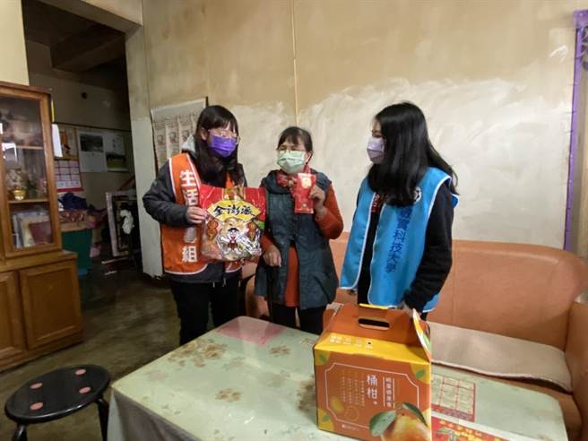 明新科技大学、敏实科技大学学生，共同慰问蔡先生夫妻。（庄旻静摄）