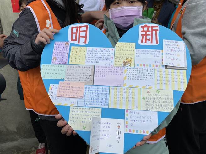 明新科技大学学生一起关怀蔡先生一家，也亲手写卡片，感谢蔡衍明爱心基金会。（庄旻静摄）