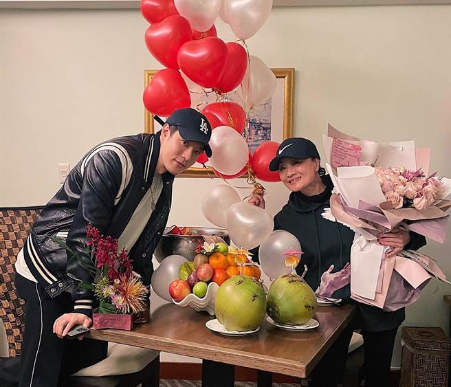 周汤豪（左）昨为母亲比莉庆生。（环球提供）