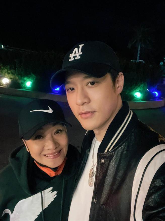 周汤豪（右）昨为母亲比莉庆生。（环球提供）