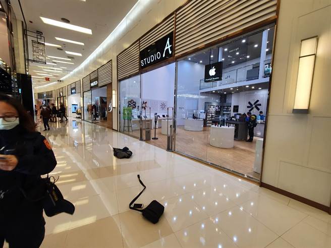 一名男子喝醉后到购物中心行抢，同时割伤了两名计程车司机。（姜霏翻摄）