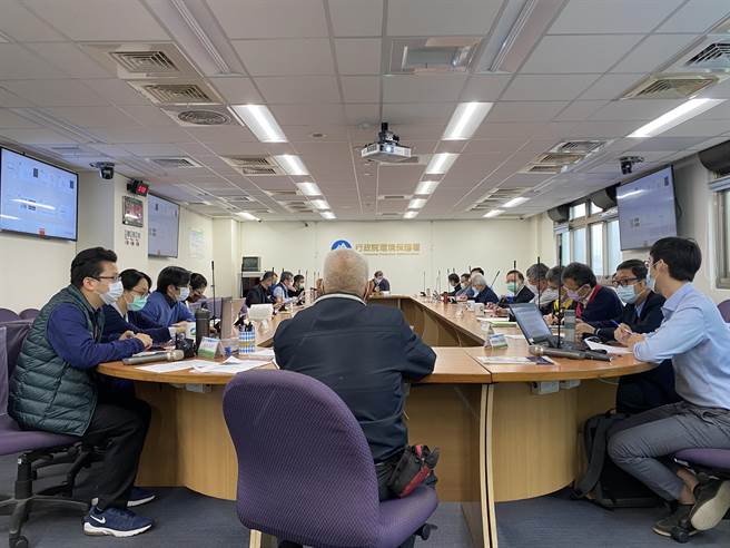 环保署今(28)日审查台电公司「士林堰下游保留之基流量变更」环评对照表。（李柏澔摄）