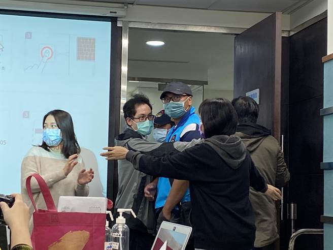 后里农民不满生态基流量调降情绪激动，现场发生推挤。（李柏澔摄）