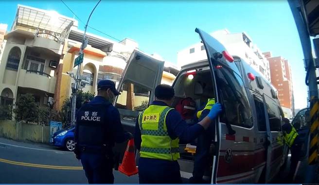 员警获报立即赶往现场并通知救护人员，到场发现1位老妇人倒卧在家中，所幸还有意识，立即协助送医治疗。（警方提供）