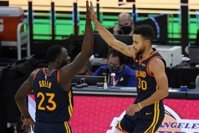 總算在下半場投進三分外線的柯瑞，開心跟卓雷蒙格林擊掌慶祝。(美聯社)