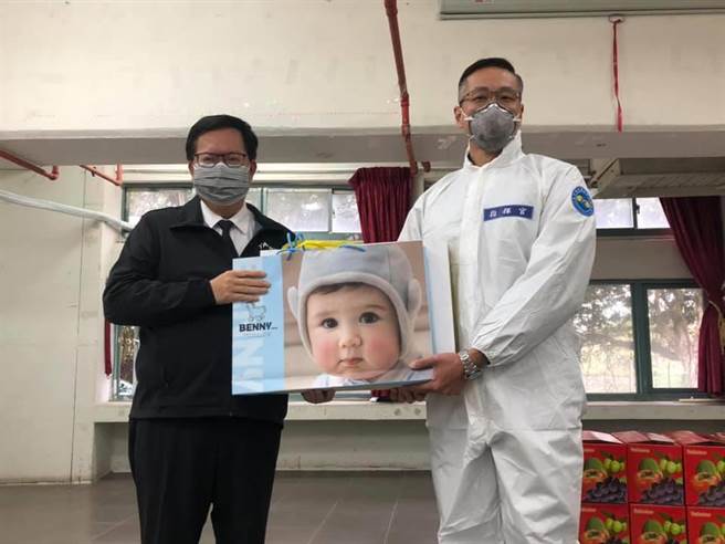桃园市长郑文灿送陆军33化学兵群指挥官龚龙峰新生儿礼物表感谢。(吕筱蝉摄)
