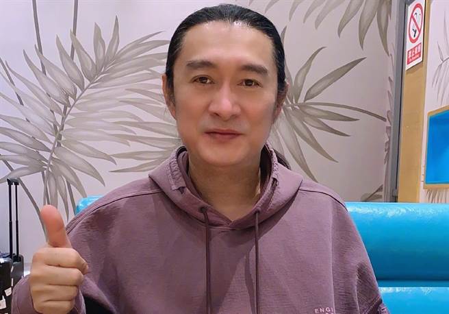 黄安看台湾人排队疯抢500元防疫保单，讥笑：「好凄凉」。(翻摄自黄安微博)