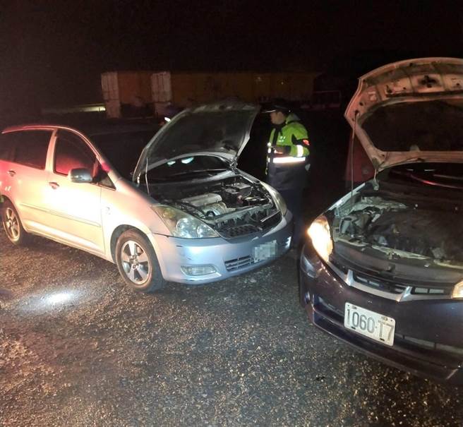 男子車子拋錨，所幸警方利用巡邏車警笛及警示燈與男子互相確認位置。（姜霏翻攝）