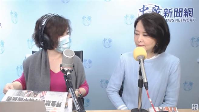 台北市议员潘怀宗、新北市议员曾焕嘉都爆出涉诈领助理费，台北市议员王鸿薇（右）在广播节目中分享平常花费，并提醒人在公门要多小心。（图／摘自千秋万事YouTube）
