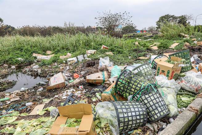 吴姓男子长年在母亲名下农地倾倒废弃物辩称做「堆肥」，检方不起诉处分，当地百眾很错愕。（罗浚滨摄）