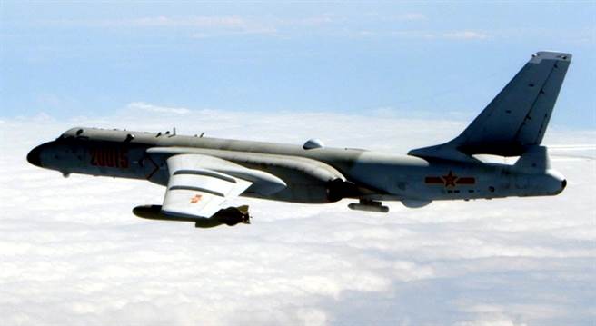 中方戰機進入台灣西南空域活動的情況日趨頻繁，機型包括運-8反潛機，轟-6K(見圖)和殲-16機等。(國防部官網)