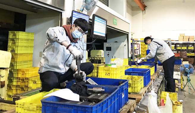 合济工业股份有限公司配合劳动部「双轨训练旗舰计画」，透过做中学让青少年厚植职场技能。（劳动部中彰投分署提供／陈世宗台中传真）