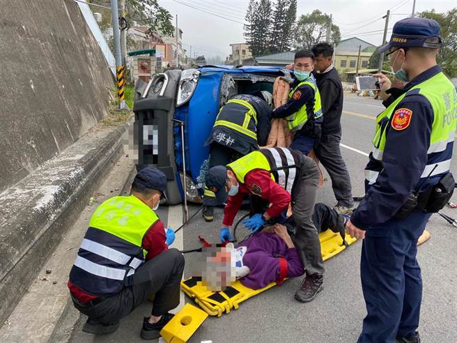 台3線132公里28日上午11時許發生小貨車翻車事故，警消人員救出受困的2名傷患。（翻攝照片／巫靜婷苗栗傳真）
