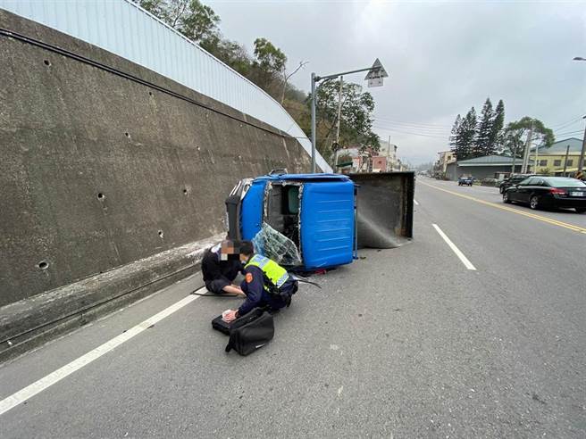 台3線132公里28日上午11時許發生小貨車翻車事故，警消人員救出受困的2名傷患。（翻攝照片／巫靜婷苗栗傳真）
