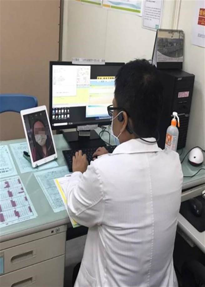 桃疗协助该隔离个案药物需求，医护人员亲自送药到隔离所。（姜霏翻摄）