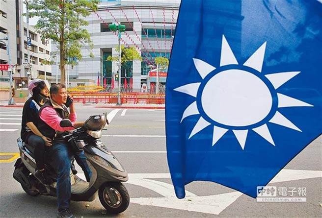 位於台北市的國民黨中央黨部與黨旗。（圖/本報系資料）