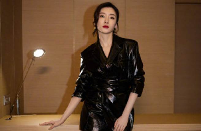 江疏影在2020年以《清平乐》中「曹皇后」及《三十而已》「王漫妮」两角色红遍亚洲。（图／摘自微博@昕薇）