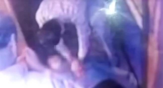 周圍民眾見狀立即上前幫忙CPR急救。（翻攝）