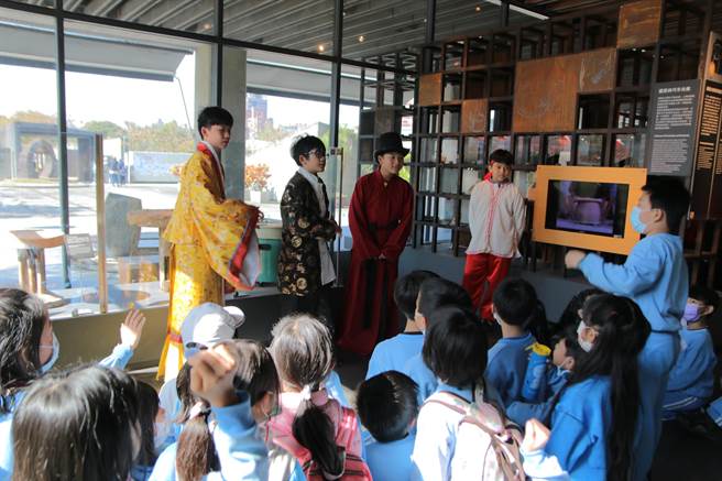 新北市陶博館與鶯歌國中戲劇社合作「青年創意戲劇導覽」，學生在博物館感受到不同於學校的教學模式。（記者蔡雯如攝）