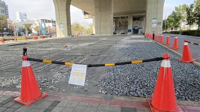 台鐵站前卵石廣場將打造貨櫃商城，因程序不完備，10多只貨櫃運來置放，之後又撤離，籌備過程幾經波折。（王文吉攝）