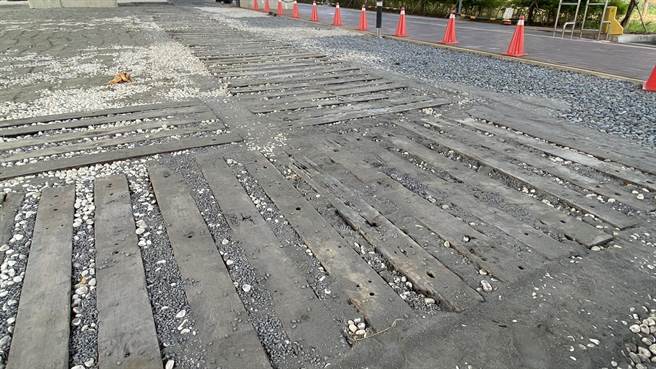 台鐵潭子站前卵石廣場將打造貨櫃商城，地面已完成枕木鋪設，但10多只貨櫃運來置放，之後又撤離。（王文吉攝）