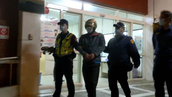 陳姓男子在前女友家中藏槍，因為一次家暴案件露餡，遭到警方逮捕。（讀者提供／莊曜聰台南傳真）