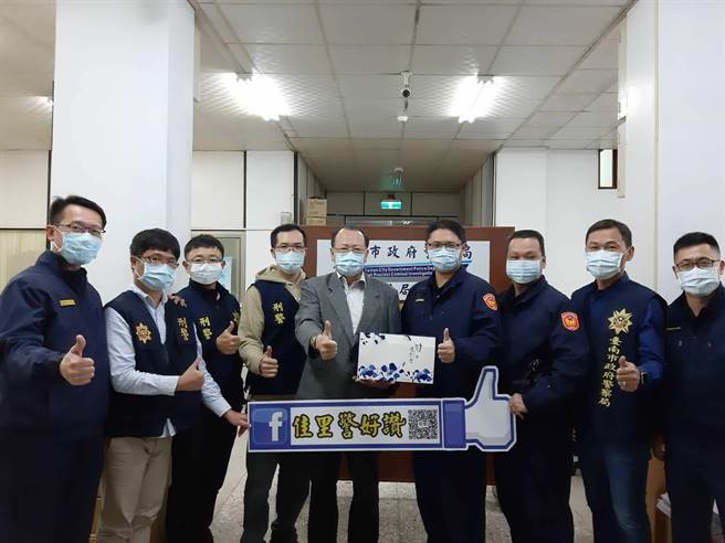 台南警方頒發破案茶給有功員警。（讀者提供／莊曜聰台南傳真）