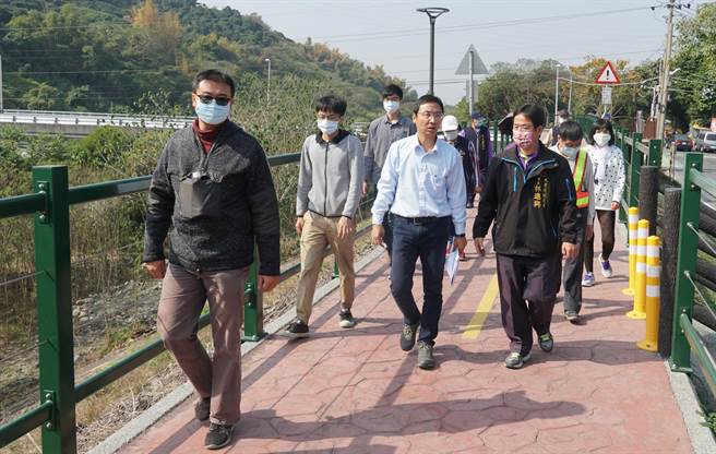 健民里长林进兴（右1）28日邀集区公所、市府观旅局相关人员讨论环境清洁事宜，呼吁民眾遛狗不留便，垃圾随身带走，留给大家散步游憩好环境。（黄国峰摄）