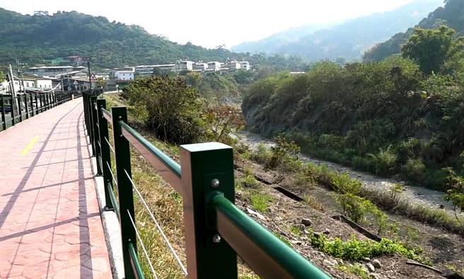 草湖溪自行车道，沿草湖溪北岸河堤而建，一边健走、骑自行车，可沿路欣赏溪岸风光。（黄国峰摄）