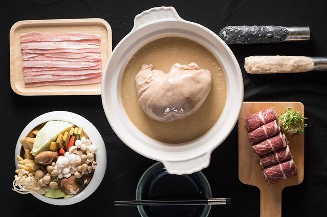 六福万怡馆内粤亮推花胶三品锅，白胡椒汤超暖胃。(六福旅游集团提供)