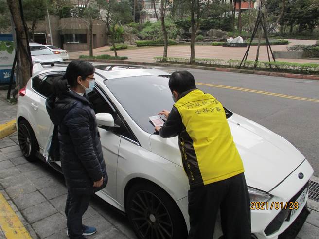行政执行署执行滞欠防疫罚锾专案，查扣张姓义务人1辆汽车。（图／执行署士林分署提供）