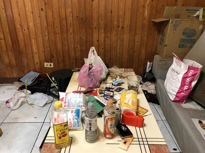 房东林小姐指出，整间屋子除垃圾、食物还有尿布，放置半个多月都发出恶臭。（读者提供／张妍溱台中传真）