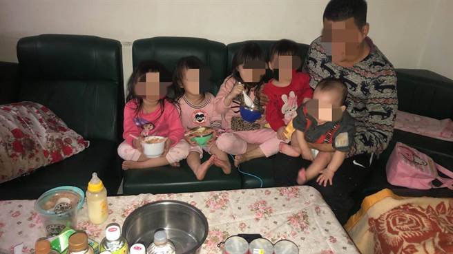 「5宝爸」已经跟公司请假与妻子轮流到医院照顾受伤男婴。（读者提供／张妍溱台中传真）