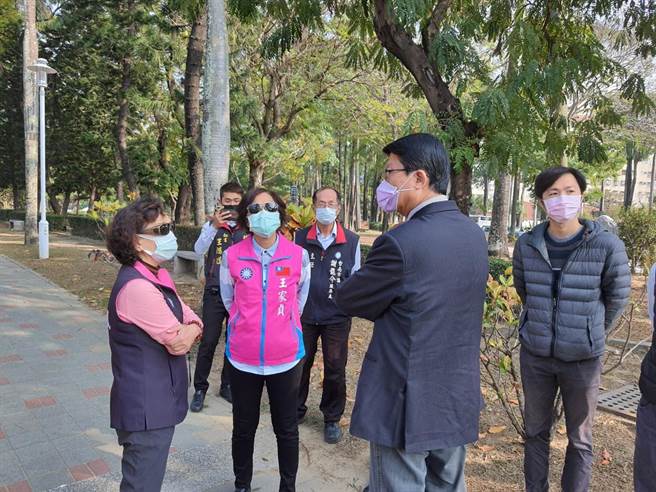 国民党台南市议会党团会同台南市文化局到台南公园勘查铜像落脚处。（国民党台南市议会党团提供／程炳璋台南传真）