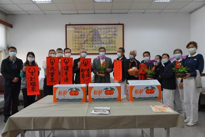 丰原分局长高志良带领一级主管与慈济功德会师兄、师姐合照。（丰原分局提供／王文吉台中传真）