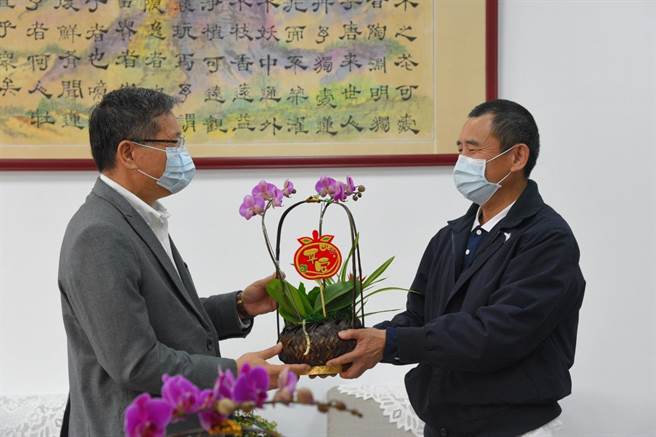 慈济功德会何敏贤（右）带领师兄姐慰勉劳苦功高的警察。（丰原分局提供／王文吉台中传真）