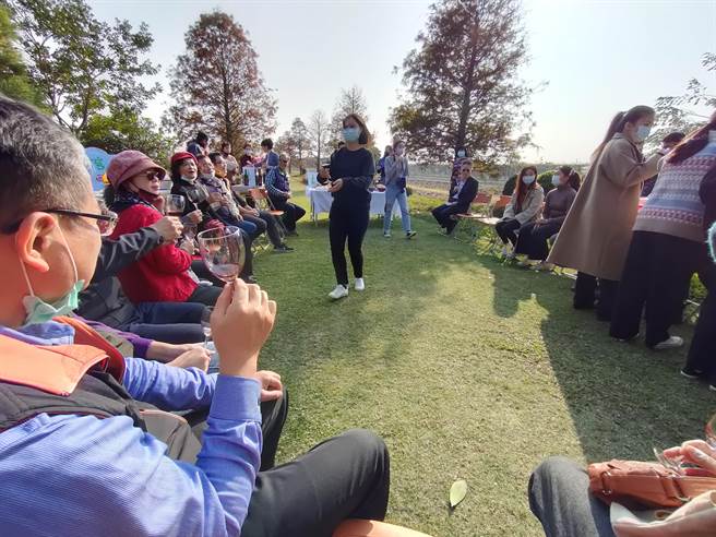 28日東海大學，與二林鎮公所、農會、及在地多家酒莊，齊聚一堂舉辦「一支會」，除了以酒會友外，也推廣二林葡萄酒。