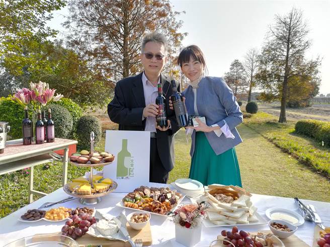 海大學社會科學院長陳文典(左)，與餐旅系教授張亦騏(右)，帶領東海大學學生，走入彰化二林，為地方創生帶來全新生機。(吳建輝攝)