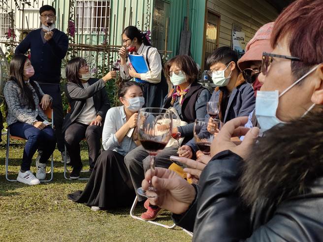 酒莊主與學者，透過品嘗交流，了解不同酒款間的特色與差異。(吳建輝攝)