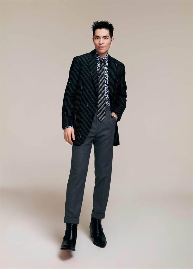 老萧为贺岁片《跟你老婆去旅行》献唱主题曲。（华纳音乐提供）