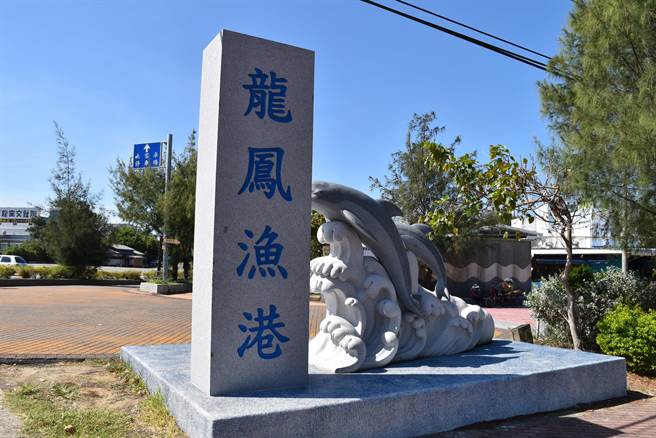 竹南龙凤渔港联外道路易生堵塞，竹南警分局提出疏导措施。（谢明俊摄）