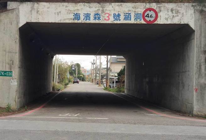 竹南龙江路372巷沿线涵洞路幅较小，容易堵塞，警方吁请民眾勿任意违规停车。（竹南警分局提供／谢明俊苗栗传真）