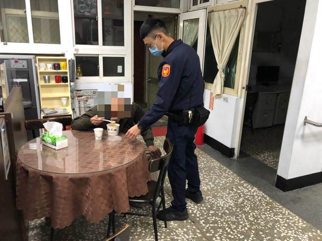 竹南警分局后龙分驻所员警协助刘姓老翁回家。（竹南警分局提供／谢明俊苗栗传真）