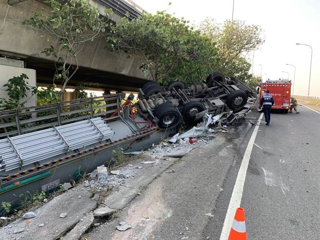 靠近國道8號新市交流道的一處匝道，28日下午發生槽車翻覆意外。（讀者提供／李宜杰台南傳真）