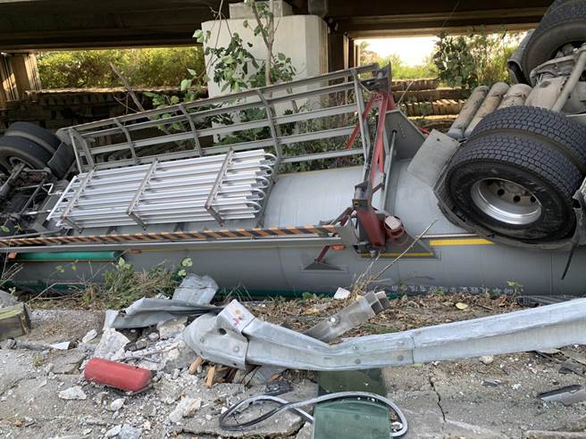靠近國道8號新市交流道的一處匝道，28日下午發生槽車翻覆意外（讀者提供／李宜杰台南傳真）