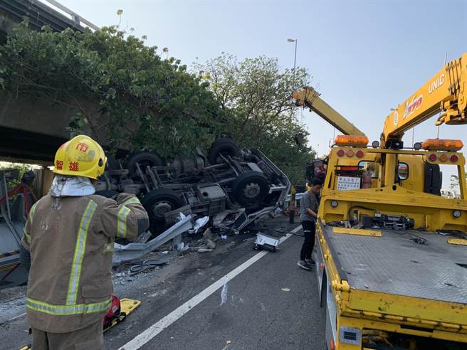 靠近國道8號新市交流道的一處匝道，28日下午發生槽車翻覆意外（讀者提供／李宜杰台南傳真）