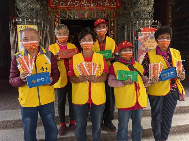 台南白河十七户南天宫除夕举办掷杯拿奖金活动，最大奖是9999元红包。（庄曜聪摄）