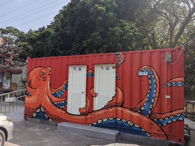 庙旁的公厕是货柜屋改建，还彩绘章鱼图案，相当特别。（庄曜聪摄）