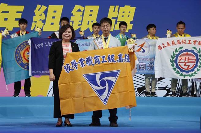 南強工商田成杰(右)技優保送國立臺灣科技大學機電技優專班。（新北市教育局提供／許哲瑗新北傳真）